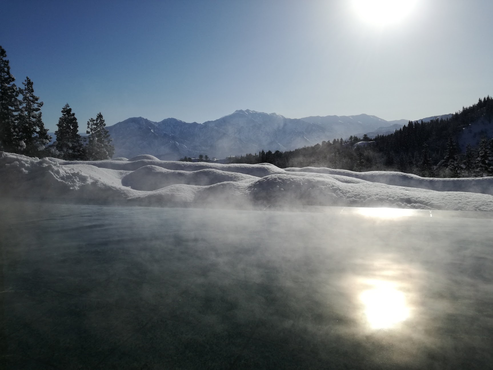 温泉から見た巻機山を眺むる絶景