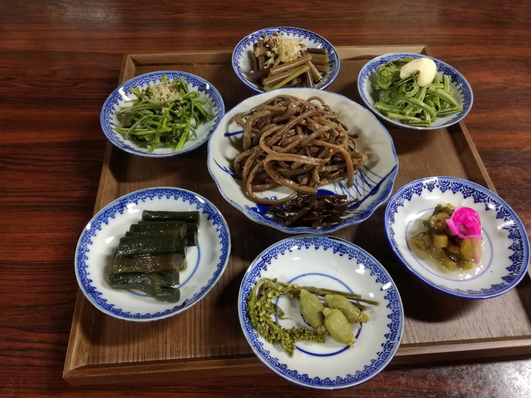 南魚沼で採れた山菜料理。宮野屋にて。