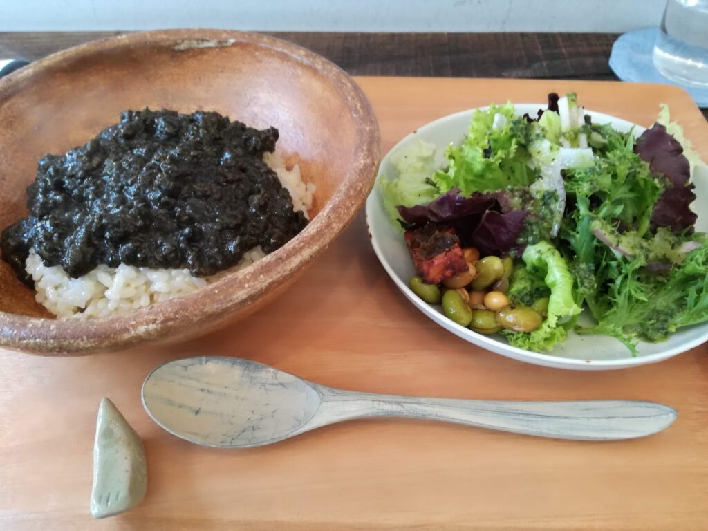 松本市にあるアルプスごはんの黒カレー