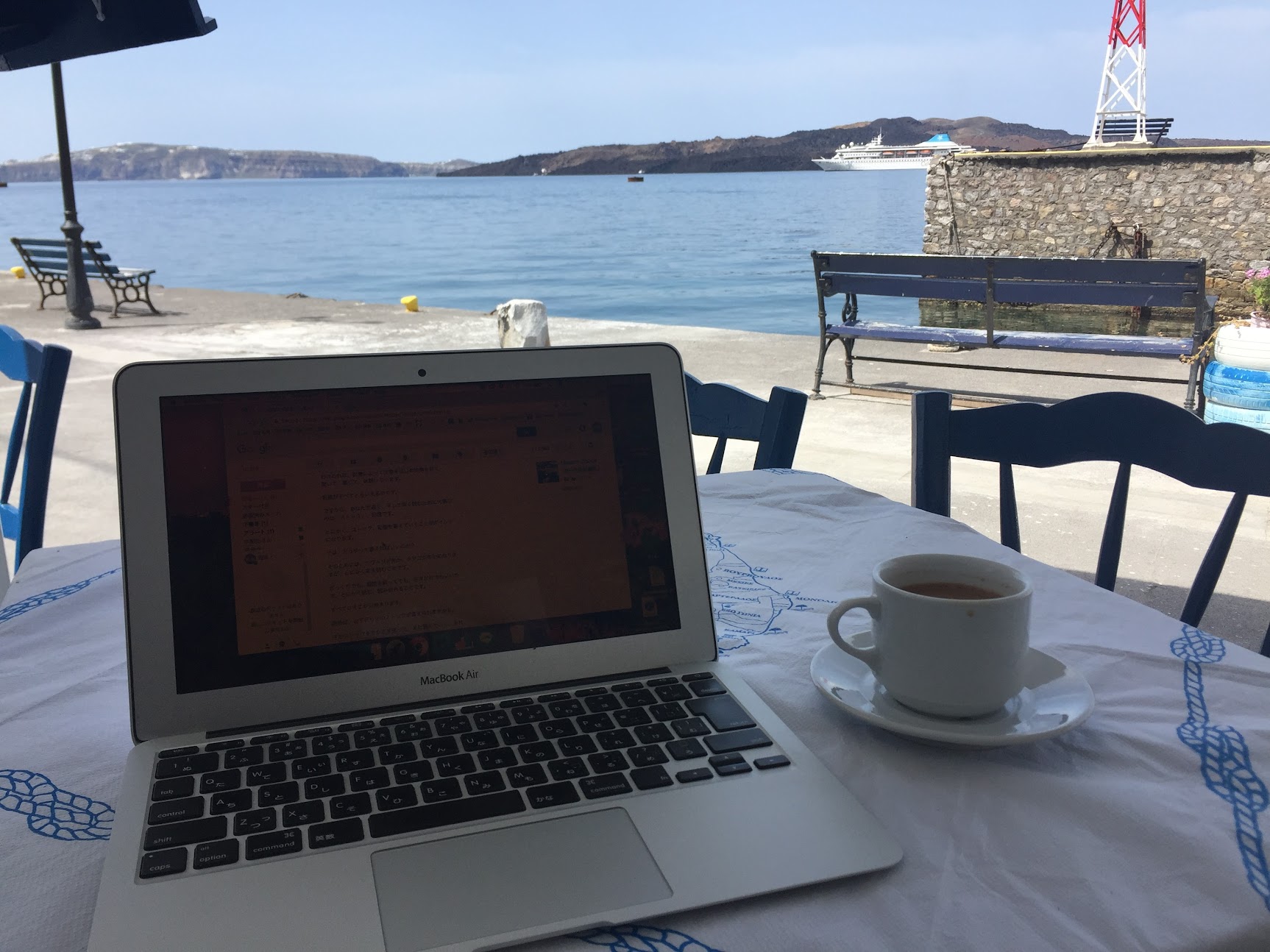 サントリーニ島のカフェでの時間。MacBook-Airとグリークコーヒー