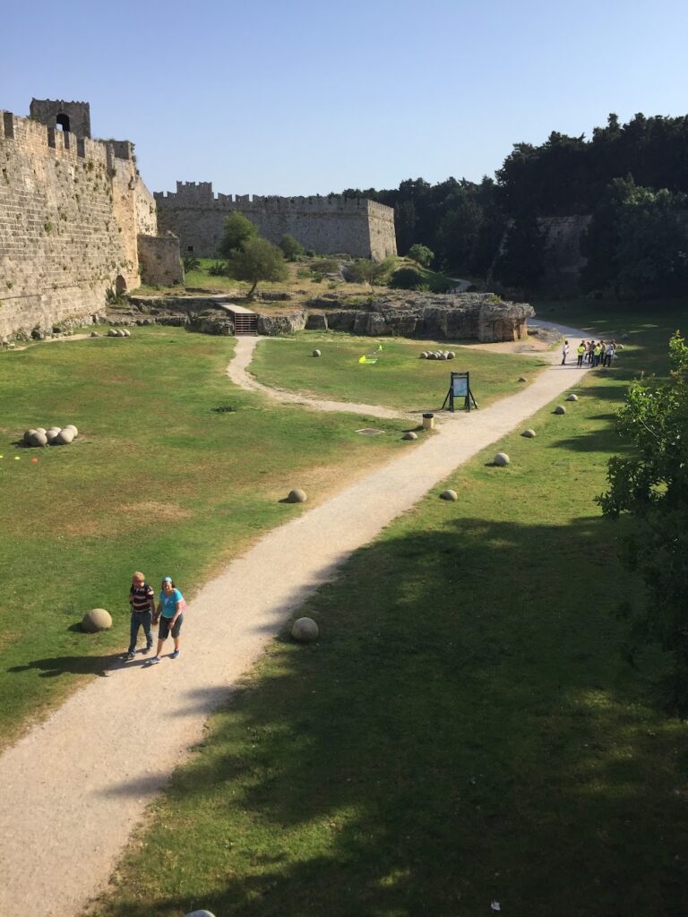 ギリシャのロドス島の城壁内