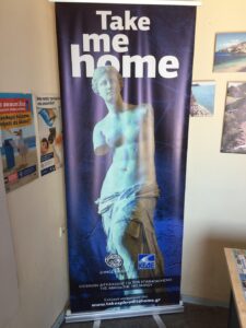 ギリシャのミロス島にあるミロのヴィーナス返還運動のポスター