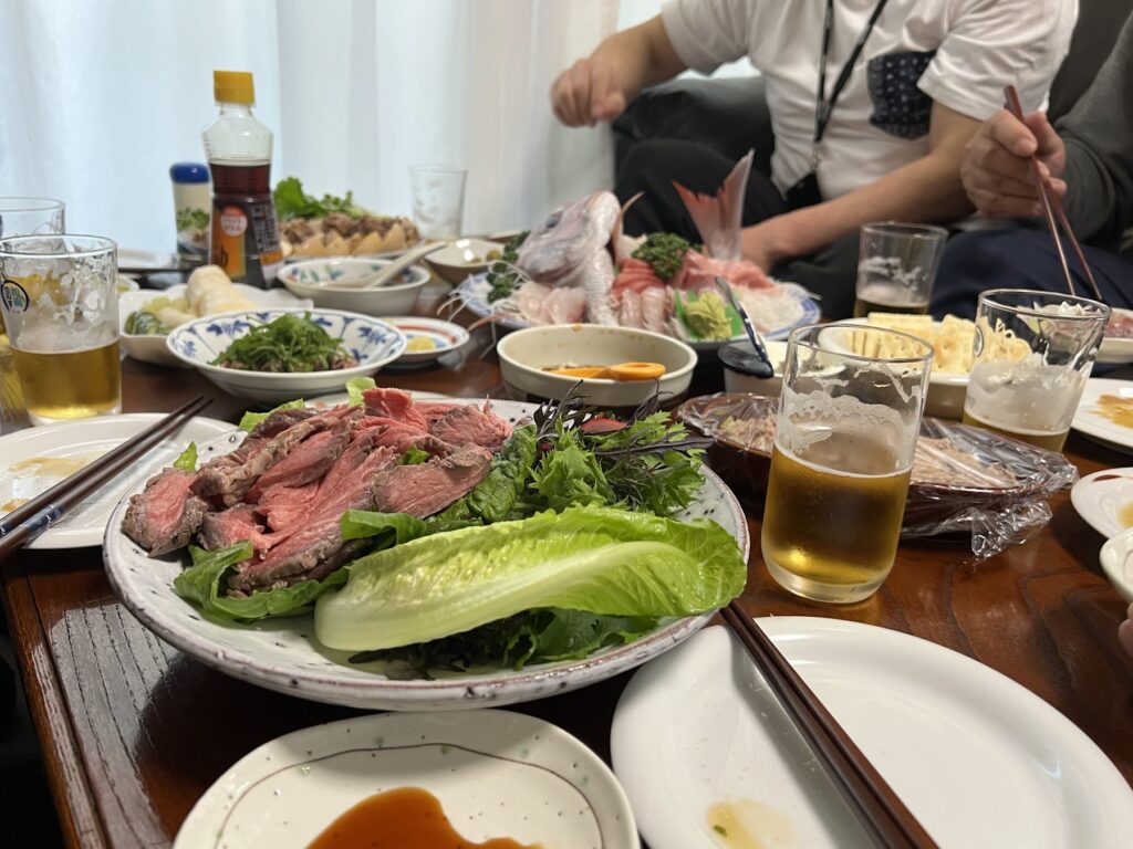 宴会中に食べたローストビーフサラダ